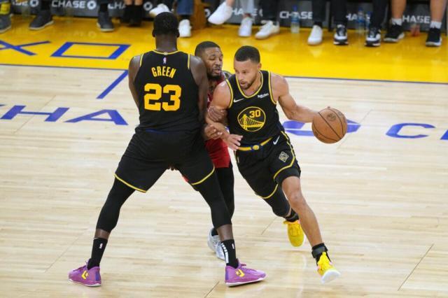 竞彩网-【现场】与球迷相互依偎 坚固纽带让勇士继续高歌